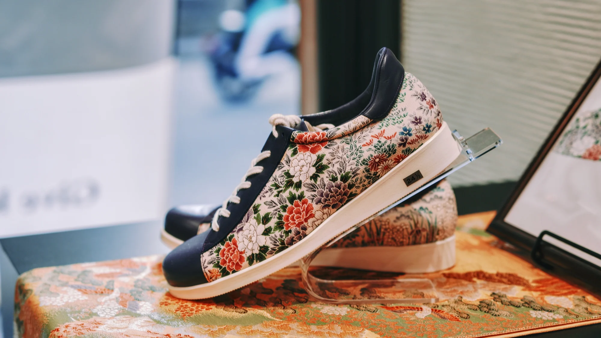 transformasi-inovatif-dari-kimono-terbuang-menjadi-sepatu-kets-bergaya-di-tokyo